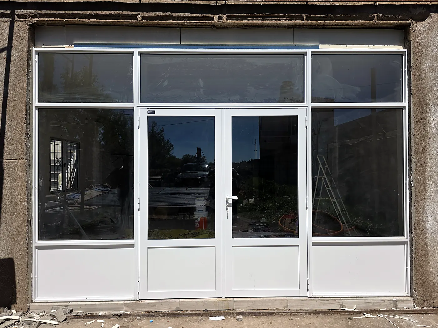 Frente integral de aluminio blanco con puerta doble