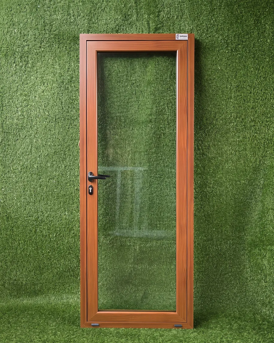 Puerta de aluminio color símil madera con vidrio