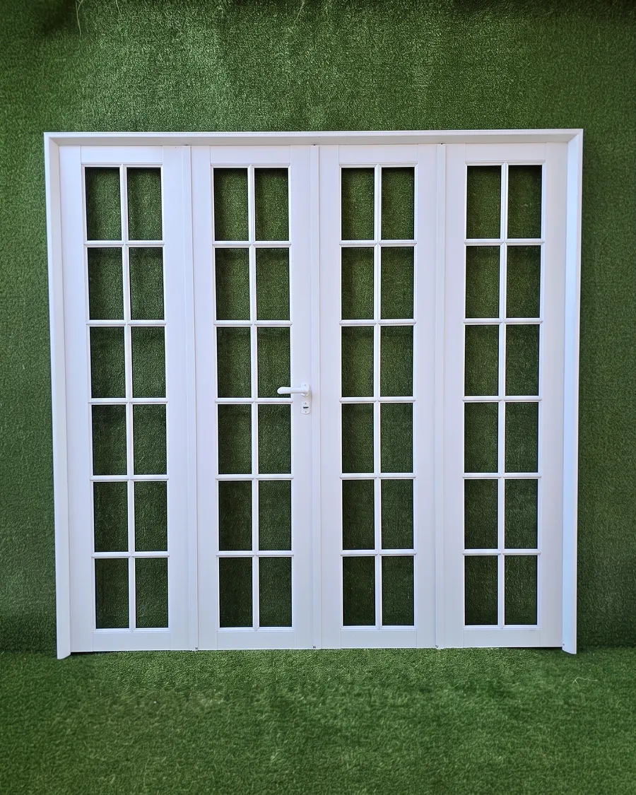 Puerta-ventana de cuatro hojas con vidrios repartidos